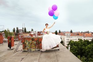 MG 6370 300x200 - Braut auf Dach mit Luftballons